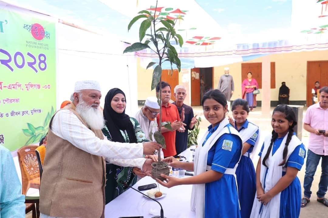 মুন্সিগঞ্জে-প্রকৃতি-ও-জীবন-ক্লাবের-মাসব্যাপি-বৃক্ষরোপণ-ও-গাছের-চারা-বিতরন-কর্মসূচীর-উদ্বোধন
